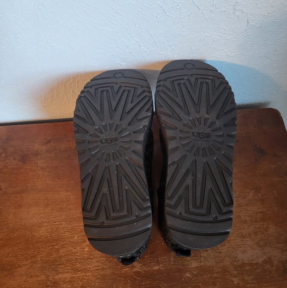 UGG black & gold size 5 booties - Picture 8 of 8